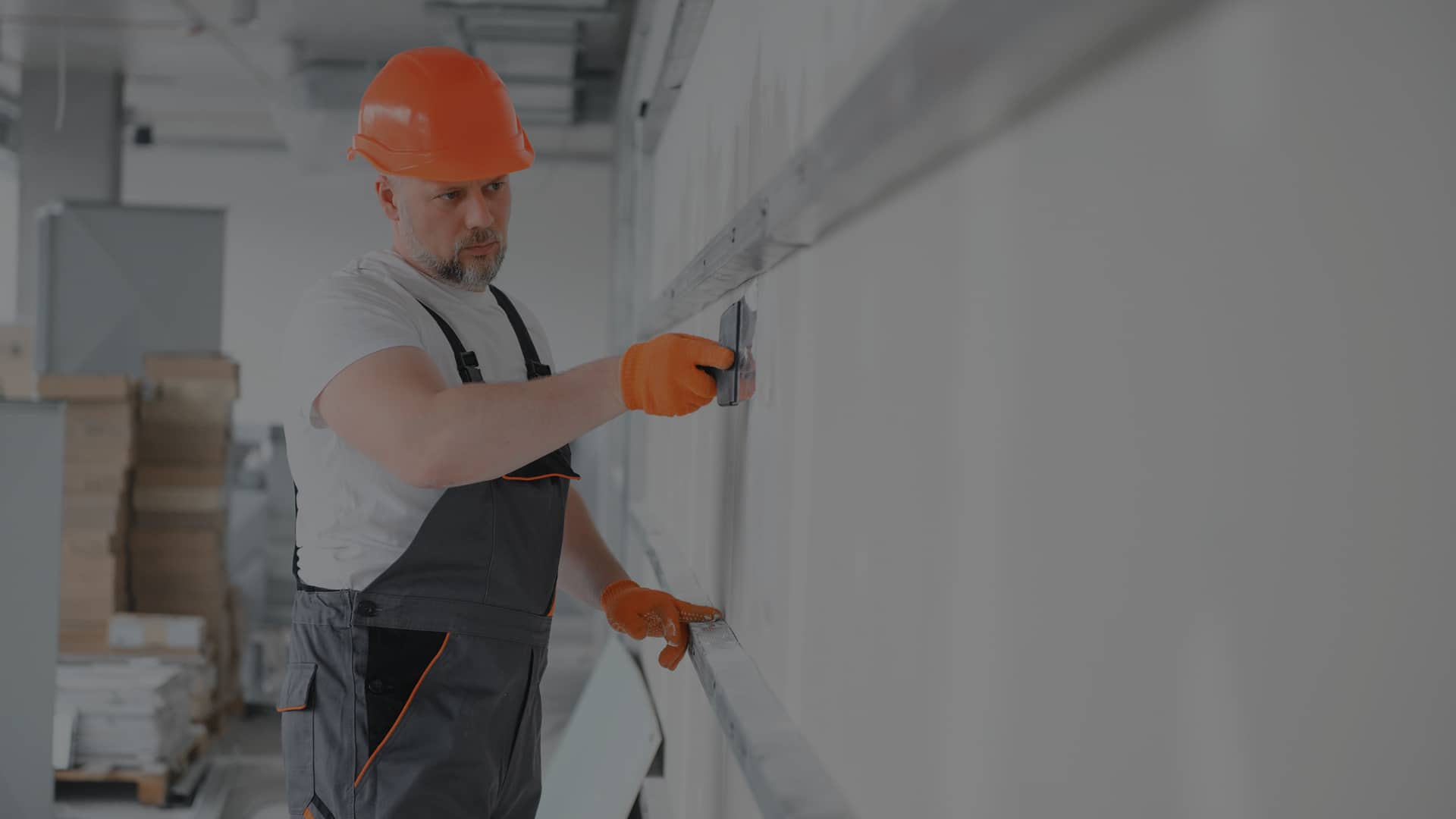 Travaux de finition dans une nouvelle maison résidentielle